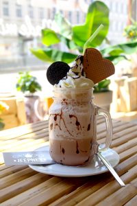 Frappe: Kaffee, philippinische Schokolade und Eiswürfel gemixt