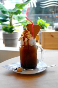 Eiskaffee: Frisch gebrühter Kaffee Americano mit Vanille-Eiscreme